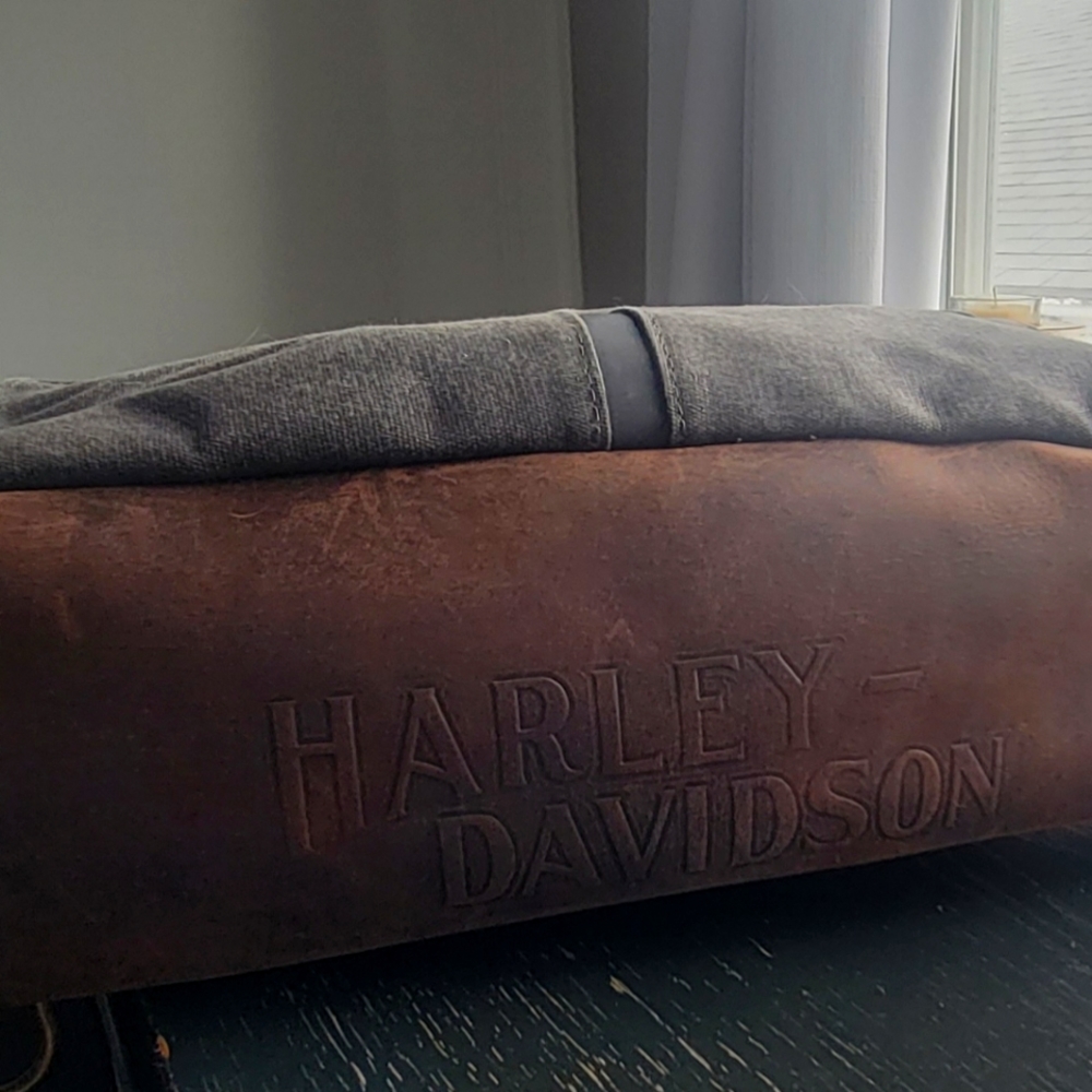 Harley Davidson waxed canvas message bag includes padded compartment for laptop.